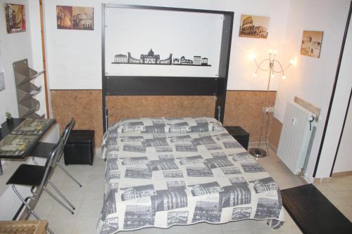 ローマにあるMini Suite Indipendenteのベッドルーム1室(ベッド1台、大画面スクリーン付)