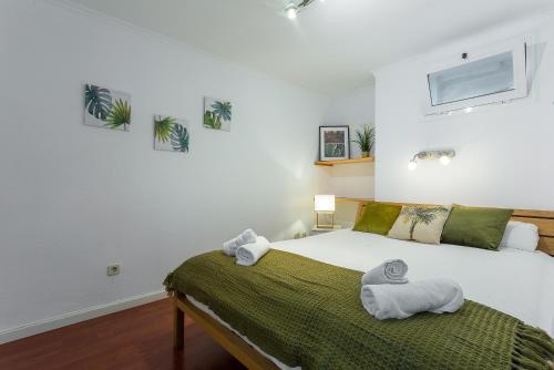 1 dormitorio con 1 cama con toallas en Lodging Apartments Illa Diagonal, en Barcelona