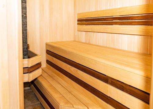 een houten sauna met houten vloeren en houten planken bij Black Sea Guest House in Adler