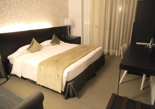 
A bed or beds in a room at Hotel Ariston & Apartments
