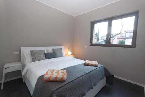 um quarto com uma cama grande e uma janela em Bella Lago em Acquaseria