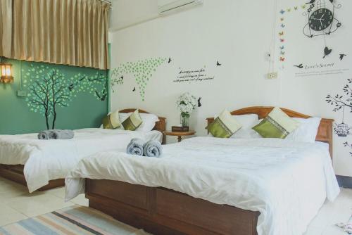 two beds sitting next to each other in a bedroom at Baansuan Chomchun in Amphoe Mae Taeng