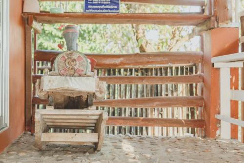 a small room with a bench and a machine at Baansuan Chomchun in Amphoe Mae Taeng