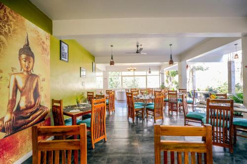 ein Restaurant mit vielen Tischen und Stühlen in der Unterkunft The Blossom Resort - Chikmagalur in Chikmagalur