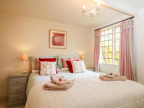 ein Schlafzimmer mit einem großen Bett mit Handtüchern darauf in der Unterkunft October Cottage in Stroud