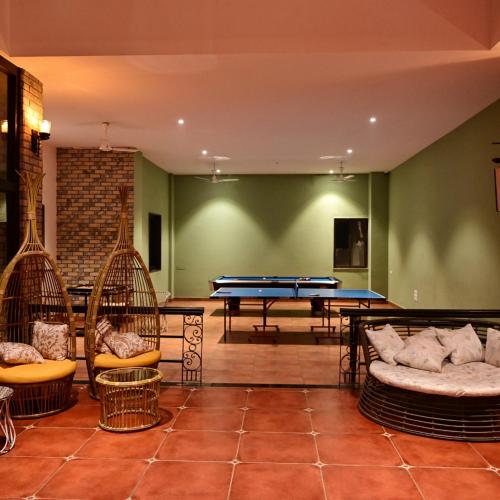 Ein Sitzbereich in der Unterkunft The Summer House, Pachmarhi - AM Hotel Kollection