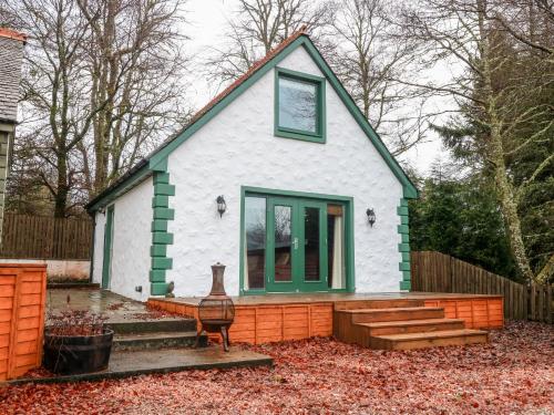 a small white house with a green roof at Little Tigh Clovelly in Spean Bridge