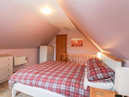 Un dormitorio con una cama en un ático en Little Tigh Clovelly, en Spean Bridge