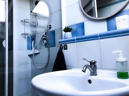 un bagno con lavandino e doccia di Ferienwohnung Alpzeit a Blaichach