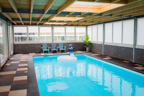 una piscina con un cisne en el medio en Villa Zeezicht en Noordwijk