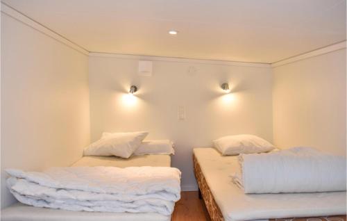 2 Betten in einem Zimmer mit Wandbeleuchtung in der Unterkunft Beautiful Home In Veberd With House A Panoramic View in Veberöd
