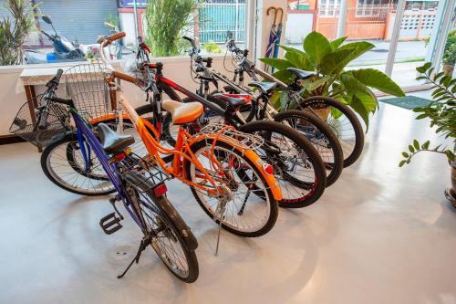 un grupo de bicicletas estacionadas en una habitación en Kanyanat Boutique Hotel en Lampang