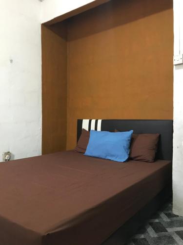 - un lit avec une tête de lit en bois et 2 oreillers dans l'établissement cozy and calm place to stay, à Kajang