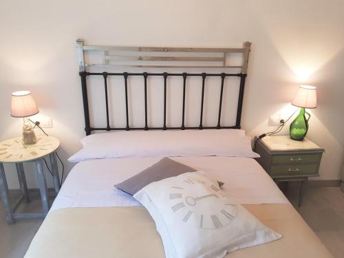 a bedroom with a bed with a clock pillow on it at Apartamento Ca'Sara in Soria
