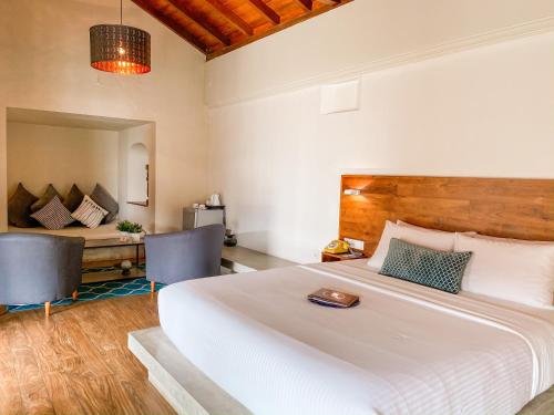 Una cama o camas en una habitación de The Bartizan Galle Fort