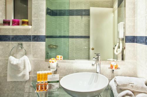 Leto Boutique Hotel Agrinio tesisinde bir banyo