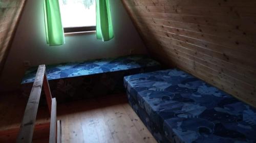 a small room with a bed and a window at Chaty v Českém ráji u Prachovských skal - Malá chata pro 4 - Velká chata pro až 7 osob - ubytování v soukromí in Jičín