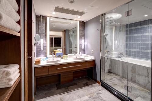 ANA InterContinental Manza Beach Resort, an IHG Hotel tesisinde bir banyo