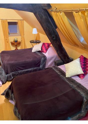 Кровать или кровати в номере LES CHAMBRES DE ROUGEMONT
