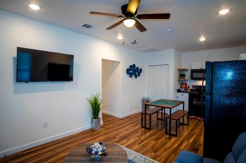 a living room with a ceiling fan and a table at Downtown View Cozy 2BR1BA Home Sleeps 8 in San Antonio