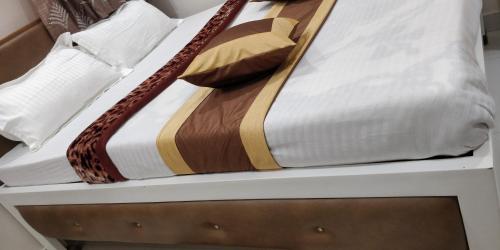 Voodi või voodid majutusasutuse C N Comforts Hotel & Dormitory toas