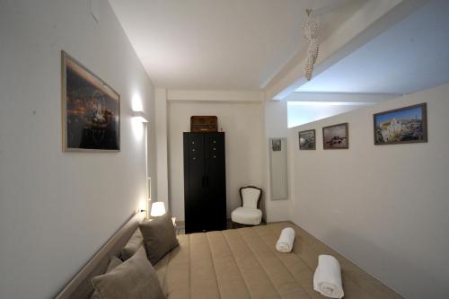 巴里的住宿－Pietra Bianca Appartment，客房设有带一张床和椅子的楼梯
