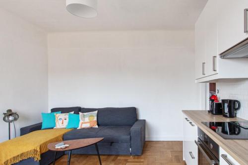 un salon avec un canapé et un lit dans l'établissement Appartement Libération - Welkeys, à Nice