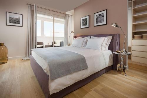 een slaapkamer met een groot bed en een lamp bij Villa Carlotta by HMZ Villas in Vabriga