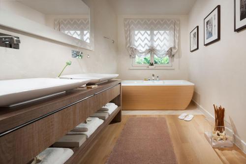 een badkamer met een bad en een wastafel bij Villa Carlotta by HMZ Villas in Vabriga