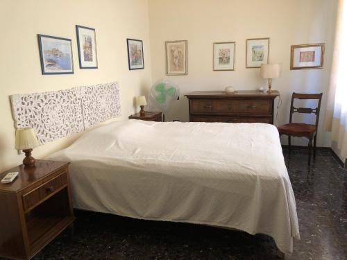 ピオンビーノにあるAppartamento di pregioのベッドルーム1室(ベッド1台、テーブル、椅子付)