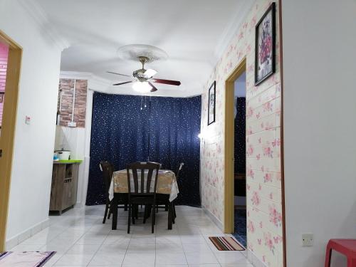 ein Esszimmer mit einem Tisch und einem Deckenventilator in der Unterkunft Elaine @ Home Stay in Kota Kinabalu
