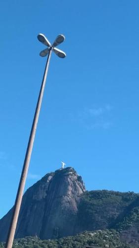 una turbina eólica frente a una montaña en ÓTIMO Apto NA ZONA SUL DO RJ, en Río de Janeiro