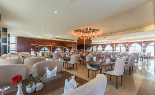 En restaurant eller et andet spisested på Jeddah Oasis Hotel