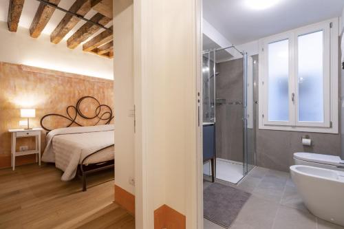 Ein Badezimmer in der Unterkunft Rialto - Sant'Aponal Prestige