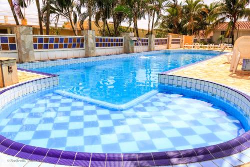 a large swimming pool with a blue at Recanto Serenissima in São Pedro