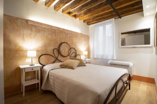 A bed or beds in a room at Rialto Sant'Aponal Prestige by Wonderful Italy