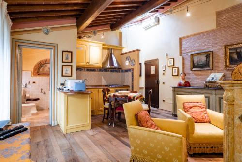 een keuken en een woonkamer met een bank en een tafel bij Le Virtù in Migliarino