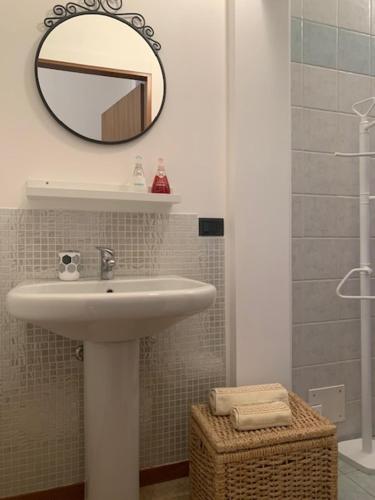 un baño con lavabo y espejo en Loft Bergamo Casa Vacanze, en Bérgamo