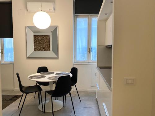 uma sala de jantar com mesa e cadeiras em FASHION HOUSE ELVIRA 2 em Bérgamo