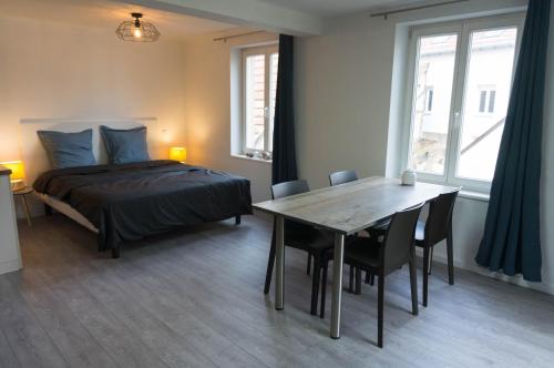 Ένα ή περισσότερα κρεβάτια σε δωμάτιο στο Meublé tout confort, avec terrasse