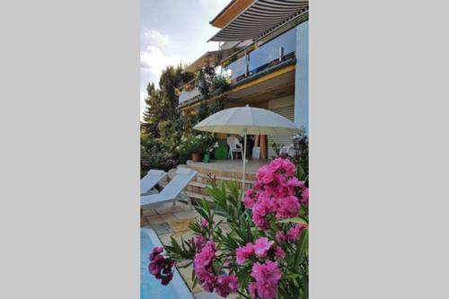 En have udenfor Hillside Apartment with AC & heating in Grande Maison