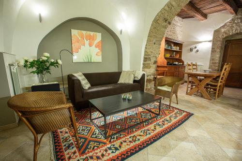 a living room with a couch and a table and chairs at Oleandro 1 in Ripabottoni