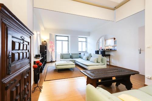 sala de estar con sofá y mesa en Rato Elegant by Homing, en Lisboa