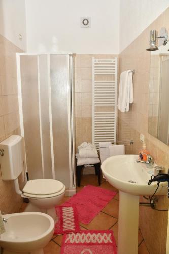 un baño con inodoro y lavabo en B&B Mitzixeddas Sa Domu de Braxia, en Màndas