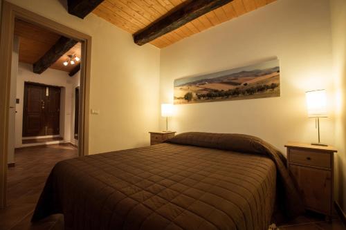 a bedroom with a bed and two lamps and a painting at Oleandro 1 in Ripabottoni