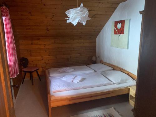 1 dormitorio con 1 cama en una cabaña de madera en Apartment Julia Nassfeld, en Sonnenalpe Nassfeld