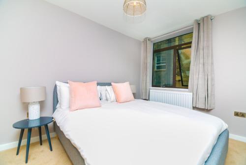 Ein Bett oder Betten in einem Zimmer der Unterkunft Baker Street Apartments