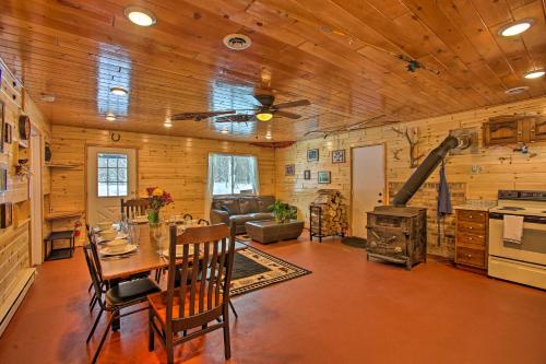 Η κουζίνα ή μικρή κουζίνα στο 400-Acre Outdoor Enthusiasts Lodge in Mancelona!