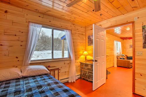 Tempat tidur dalam kamar di Outdoor Enthusiasts Lodge on 400 Private Acres!