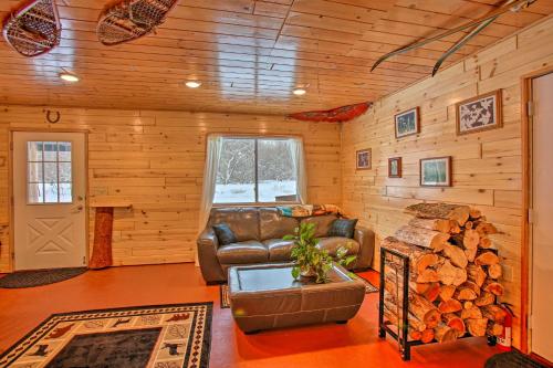 Χώρος καθιστικού στο 400-Acre Outdoor Enthusiasts Lodge in Mancelona!
